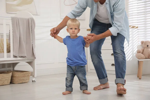 Niño Pequeño Caminando Con Ayuda Padre Guardería — Foto de Stock