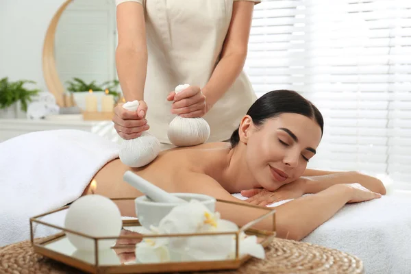 Jonge Vrouw Ontvangt Kruidenzak Massage Spa Salon — Stockfoto