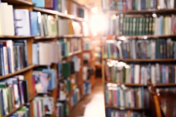 Visión Borrosa Diferentes Libros Estantes Biblioteca — Foto de Stock