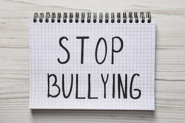 Text Stop Bullying Γραμμένο Σημειωματάριο Λευκό Ξύλινο Τραπέζι Πάνω Όψη — Φωτογραφία Αρχείου