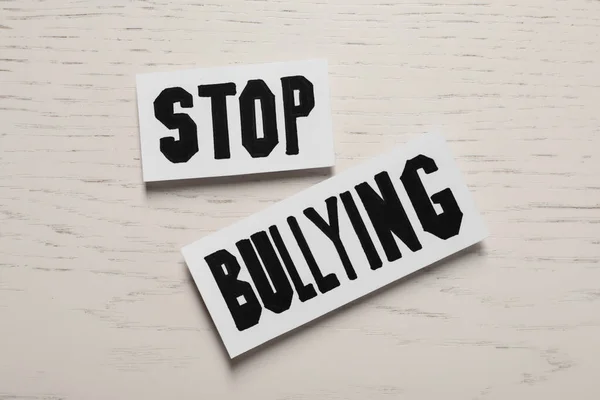 Tarjetas Papel Con Texto Stop Bullying Sobre Mesa Madera Blanca — Foto de Stock