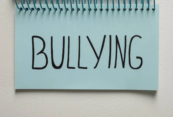 Palavra Bullying Escrito Notebook Superfície Pedra Branca Vista Superior — Fotografia de Stock