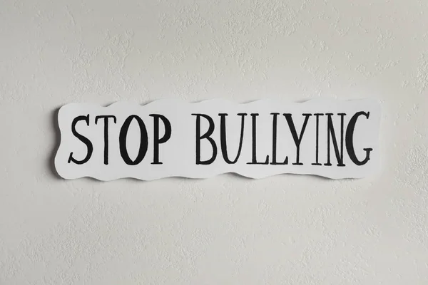 Tarjeta Papel Con Texto Stop Bullying Superficie Piedra Blanca Vista — Foto de Stock