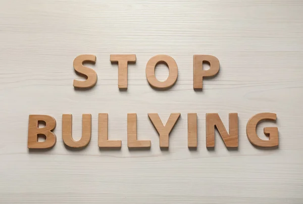 Κείμενο Stop Bullying Των Γραμμάτων Λευκό Ξύλινο Τραπέζι Επίπεδη Lay — Φωτογραφία Αρχείου