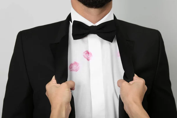 Kvinnan Tar Sin Man Kostym Jacka Grund Läppstift Kyss Märken — Stockfoto