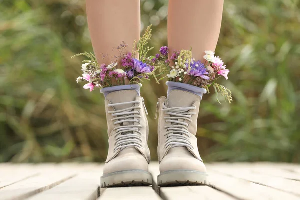 Mulher Cais Madeira Com Flores Meias Livre Close — Fotografia de Stock