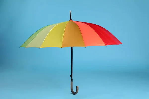 Parapluie Lumineux Ouvert Élégant Sur Fond Bleu Clair — Photo