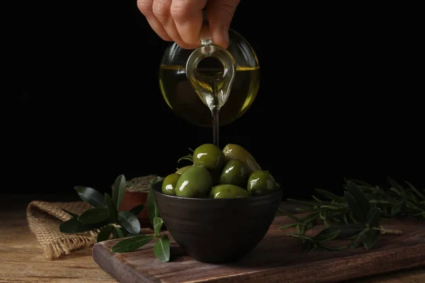 Donna Versando Olio Ciotola Con Olive Mature Sul Tavolo Legno — Foto Stock