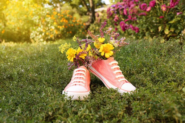 Sapatos Com Belas Flores Grama Livre — Fotografia de Stock