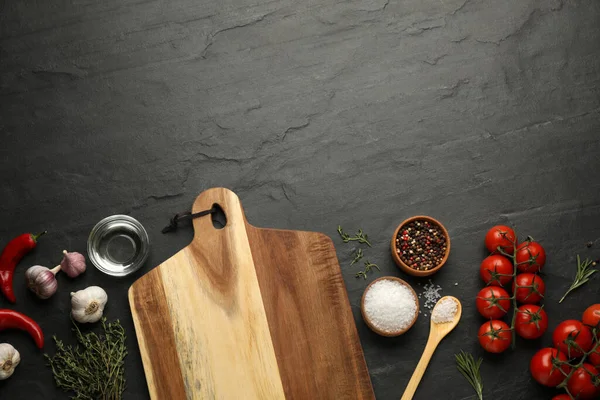 Composição Leigos Planos Com Tábua Corte Madeira Ingredientes Mesa Preta — Fotografia de Stock