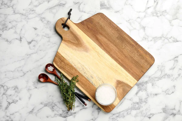 Tabla Cortar Sal Tomillo Mesa Mármol Blanco Puesta Plana Utensil — Foto de Stock