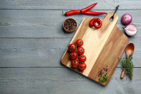 グレーの木製のテーブルの上にボードや野菜を切断し テキストのためのスペースとフラットレイアウト 調理器具 — ストック写真