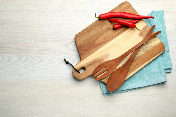 Snijplank Met Paprika Kookgerei Witte Houten Tafel Bovenaanzicht Ruimte Voor — Stockfoto