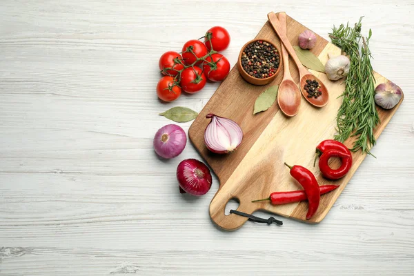 Snijplank Groenten Witte Houten Tafel Plat Gelegd Met Ruimte Voor — Stockfoto