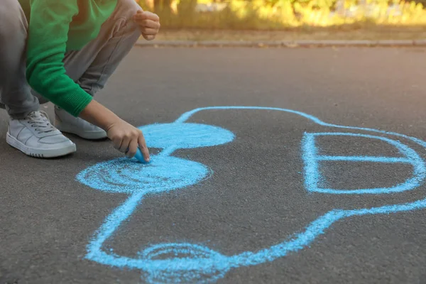 Kind Zeichnet Auto Mit Kreide Auf Asphalt Nahaufnahme — Stockfoto