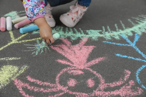 Kind Zeichnet Familie Mit Kreide Auf Asphalt Nahaufnahme — Stockfoto