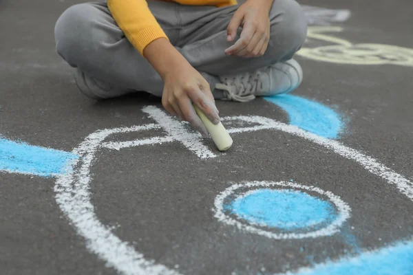 Kind Zeichnet Rakete Mit Kreide Auf Asphalt Nahaufnahme — Stockfoto