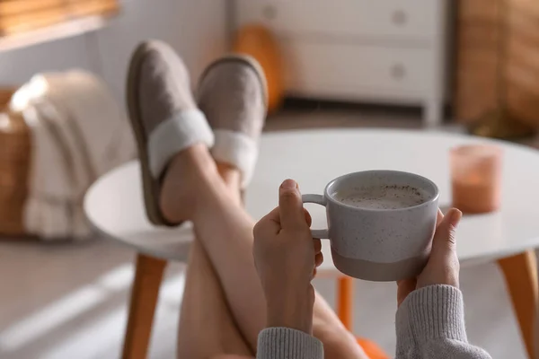 女人在家里喝一杯香浓的咖啡放松一下 — 图库照片