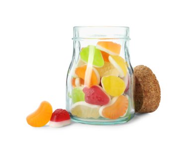 Beyaz üzerine izole edilmiş kavanozdaki lezzetli sakızlı meyveli şekerler.