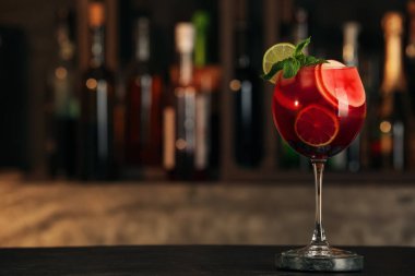 Bardaki siyah masada nefis bir sangria kokteyli. Metin için boşluk
