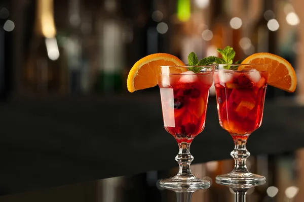 Délicieux Cocktail Sangria Sur Table Noire Bar Espace Pour Texte — Photo