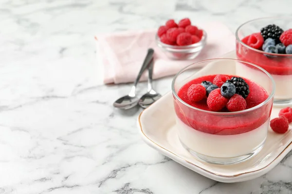 Deliciosa Panna Cotta Con Coulis Frutas Bayas Frescas Servidas Sobre — Foto de Stock