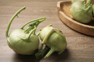 Olgun kohlrabi bitkileri ahşap masada.