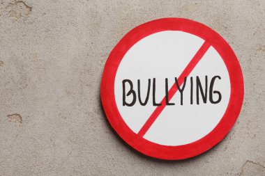 Işık taşı yüzeyinde zorbalık kelimesiyle dur tabelası, üst manzara. Metin için boşluk