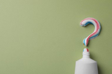 Zeytin zemininde diş macunu olan bir tüp. Metin için boşluk