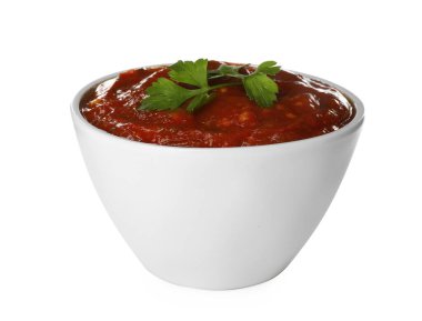 Lezzetli adjika sosu ve maydanozlu beyaz tencere.