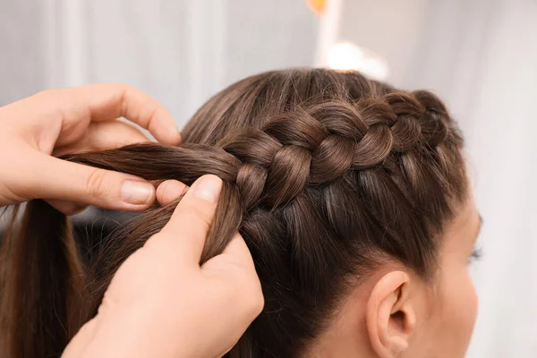 专业造型师在沙龙 特写镜头中编织客户的头发 — 图库照片