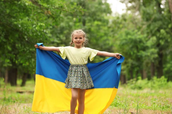 Dziewczynka Flagą Ukrainy Zewnątrz — Zdjęcie stockowe