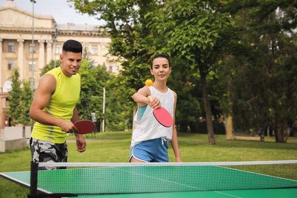 Přátelé Hrají Ping Pong Venku Letní Den — Stock fotografie