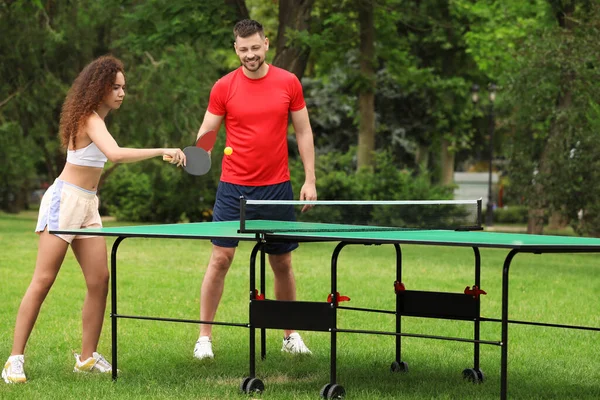 Amigos Jugando Ping Pong Aire Libre Día Verano — Foto de Stock