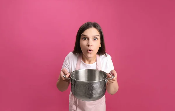 Giovane Donna Emotiva Con Pentola Cucina Sfondo Rosa — Foto Stock