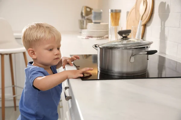 Любопытный Маленький Мальчик Исследует Электрическую Плиту Кухне — стоковое фото