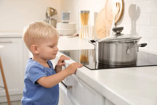 Любопытный Маленький Мальчик Исследует Электрическую Плиту Кухне — стоковое фото