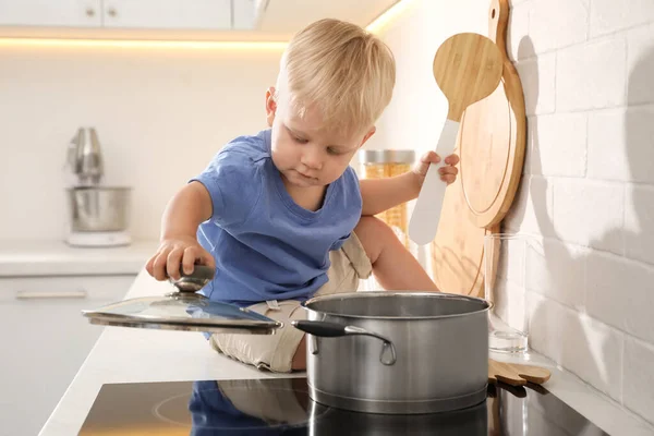 Любопытный Маленький Мальчик Играет Горшком Электрической Плите Кухне — стоковое фото