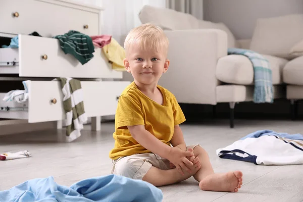 Lindo Niño Sentado Suelo Habitación Desordenada — Foto de Stock