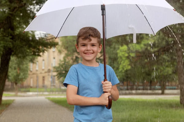 Маленький Хлопчик Парасолькою Йде Під Дощем Парку — стокове фото