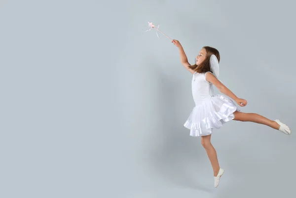 Nettes Kleines Mädchen Märchenkostüm Mit Flügeln Und Zauberstab Auf Hellem — Stockfoto