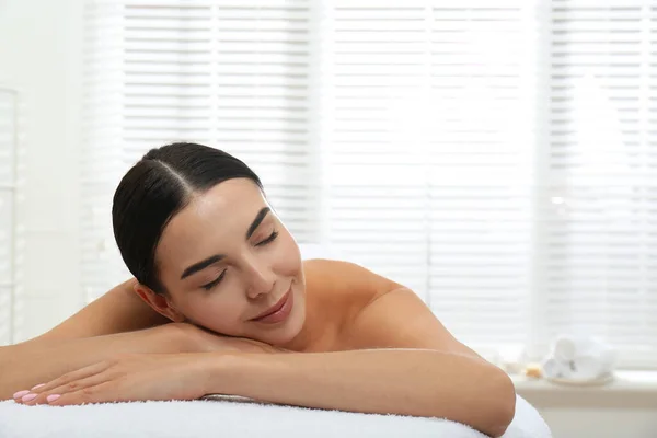 Hermosa Mujer Joven Relajarse Salón Spa —  Fotos de Stock