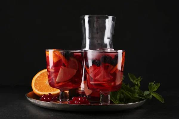 Leckeres Rotes Sangria Und Zutaten Auf Schwarzem Tisch — Stockfoto