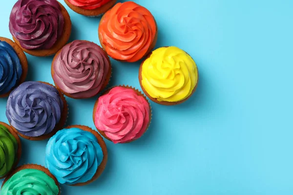 Muitos Deliciosos Cupcakes Coloridos Fundo Azul Claro Flat Lay Espaço — Fotografia de Stock
