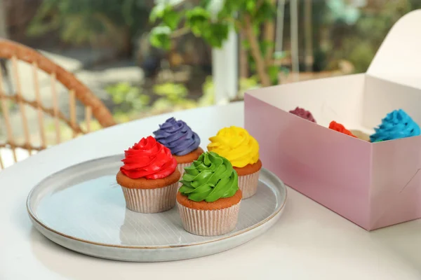 Deliciosos Cupcakes Coloridos Mesa Branca Dentro Casa — Fotografia de Stock