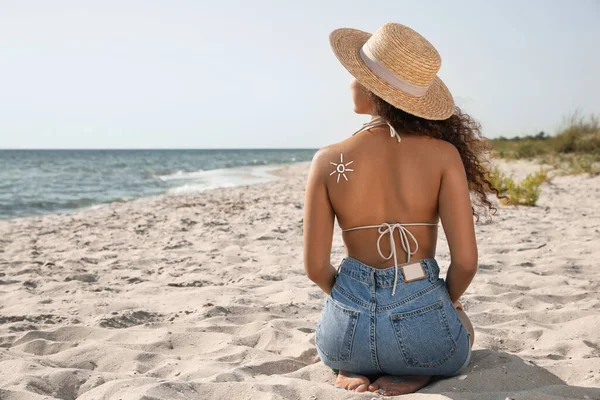 Mujer Afroamericana Con Crema Protección Solar Hombro Playa Vista Trasera — Foto de Stock