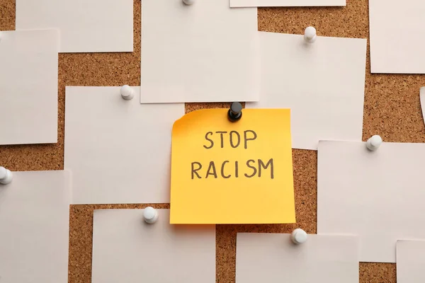 Жовта Банкнота Фразою Stop Racism Серед Білих Прикріплених Коркової Дошки — стокове фото