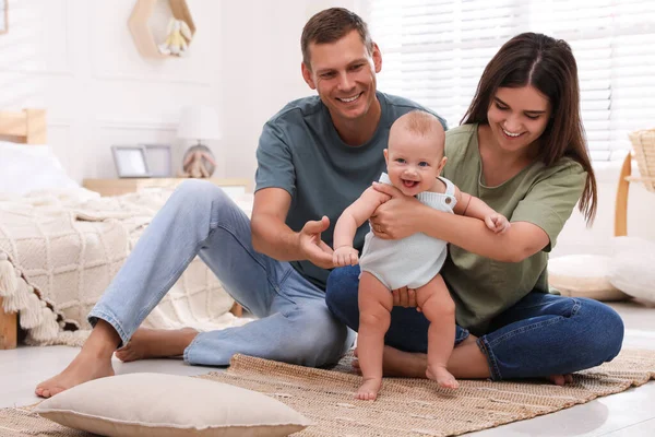 Familia Feliz Con Lindo Bebé Suelo Dormitorio —  Fotos de Stock