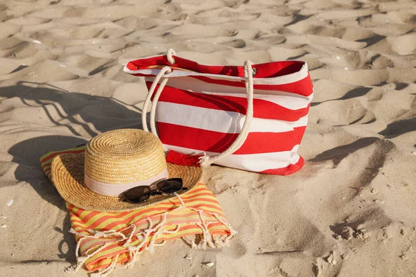 Sac Plage Serviette Chapeau Paille Lunettes Soleil Sur Sable — Photo