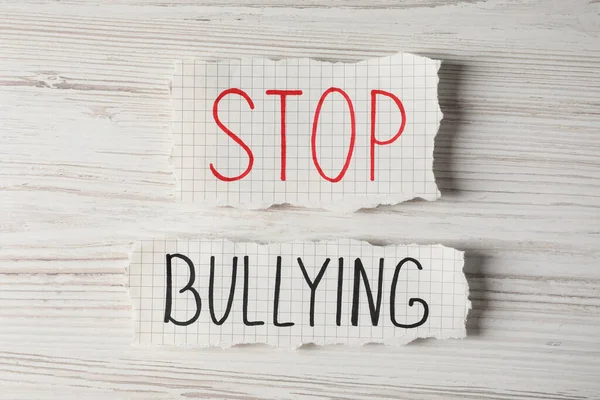 Fragmentos Papel Con Texto Stop Bullying Sobre Mesa Madera Blanca — Foto de Stock